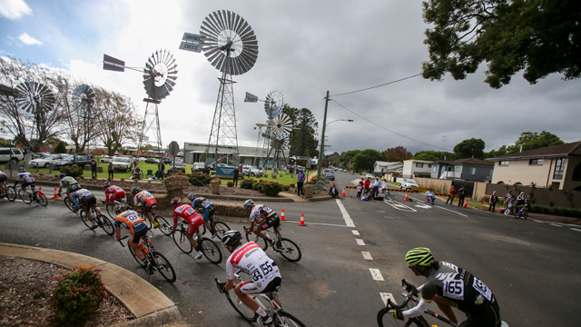 The Tour of Toowoomba peloton takes fast left during the final stage criterium (Mark Gunter)