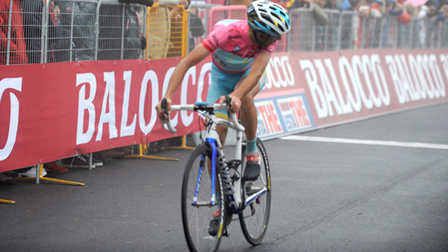 Rear view mirror....Is the Giro d'Italia still a three horse race or is the maglia rosa safe on Vincenzo Nibali's shoulders? (Sirotti Images)<br>