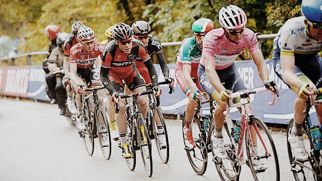 Cadel Evans (C) and Michael Matthews (R) raced on while the majority of the peloton were picking themselves up off the road (Sirotti)