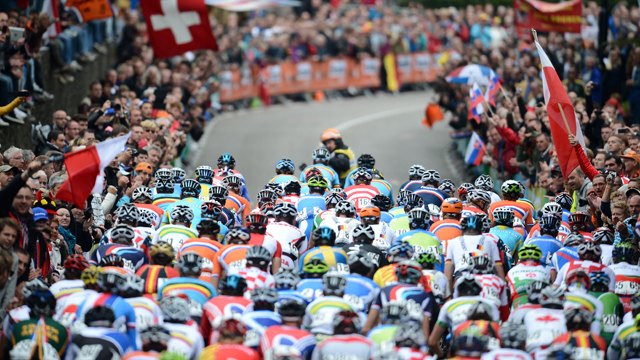 The peloton rides during the men's elite event at the 2012 UCI Road World Championships (Getty)