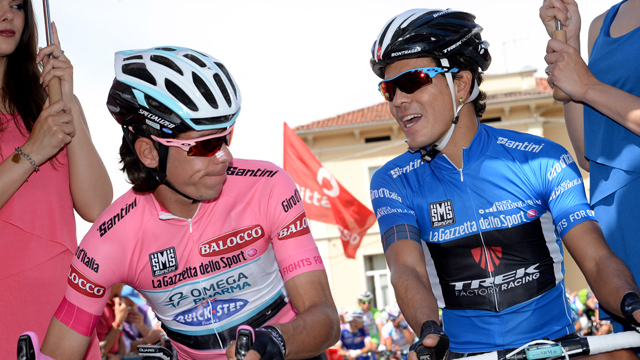 Giro d'Italia race leader Rigoberto Uran chats to Colombian compatriot Julian Arredondo at the start of Stage 15 (Sirotti)