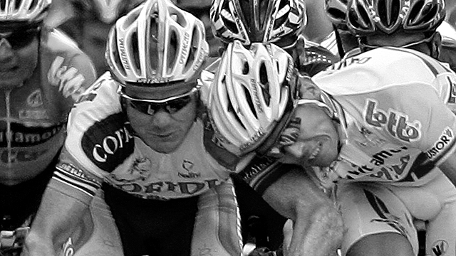 Robbie McEwen (R) and Stuart O'Grady enjoy a competitive moment at the 2005 Tour de France (AAP)