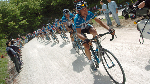 Matt White driving the peloton for Discovery Channel during Stage 7 of the 2006 Giro d'Italia (Sirotti)