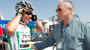 Mark Cavendish (L) with UCI President Pat McQuaid at the Tour of Oman (AAP)