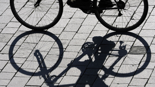 Shadows of a commuter cyclist (Getty)