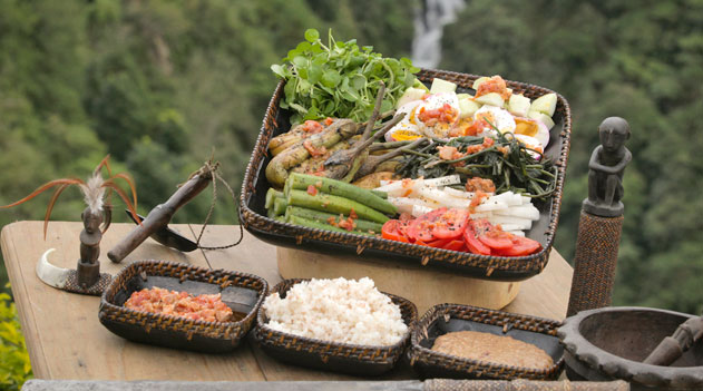 Filipino salad with tinawon rice