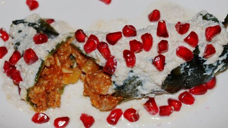 Stuffed chillies in walnut sauce