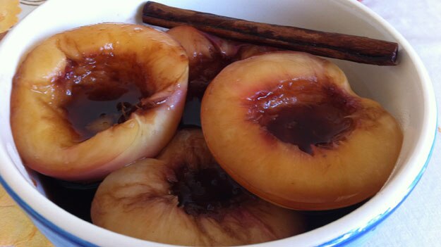 Poached nectarines with mavrodaphne (komposta me nektarinia)