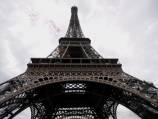 Poet climber ascends US embassy in Paris