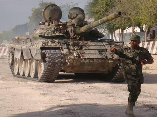 An African Union soldier runs past a tank after African Union-backed Somali government troops seized positions of hardline Shebab insurgents in Mogadishu. (File: Getty)