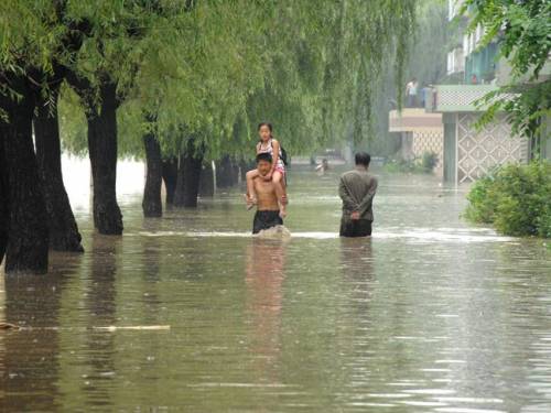 The study found greenhouse gases are projected to enhance equatorial Pacific warming, which will lead to increased frequency of extreme excursions of the rain band. (AAP)