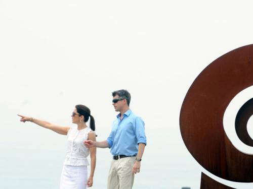 Princess Mary and Crown Prince Frederik at the Sculpture By the Sea exhibition in Sydney. (AAP)