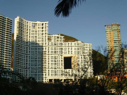 Feng Shui experts said this Hong Kong building needed a hole. (Photo: caspermoller, Flickr)