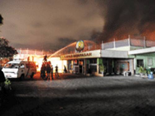The rioting reportedly started late on Tuesday night. (Bali Post)
