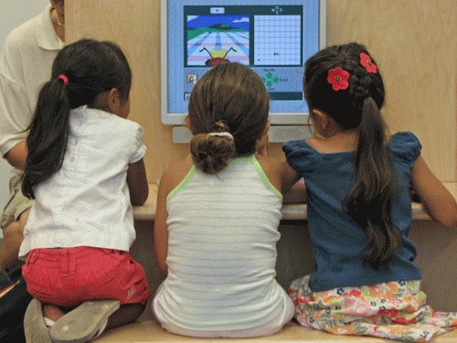 Teaching young kids finger-counting games is much better for them than letting them explore on a laptop, a top German neuroscientist claims.