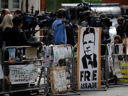 Ecuador has decided to grant political asylum to Wikileaks founder Julian Assange.
