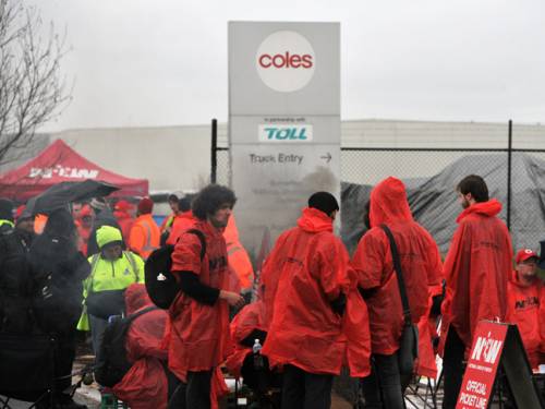 Striking workers picket the Coles warehouse in Somerton in northern Melbourne. (AAP)