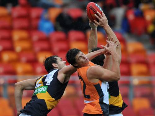 The Richmond Tigers' Ivan Maric (r) takes a mark in front of his teammate Ben Griffiths (l) and Jonathon Patton the Greater Western Sydney Giants during their round 12 AFL match in Sydney. (AAP)