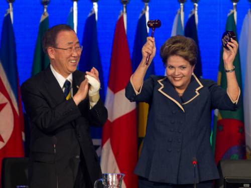 Brazil's President Dilma Rousseff and UN Secretary General Ban Ki-Moon applauds during the closing ceremony of the Rio 20 UN Conference. (AAP)
