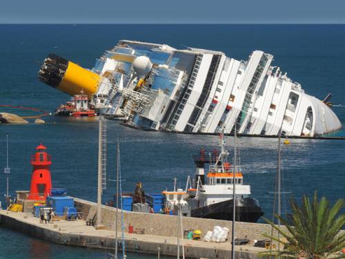 Families of Italy's cruise shipwreck victims have returned to the site of the disaster. (AAP)