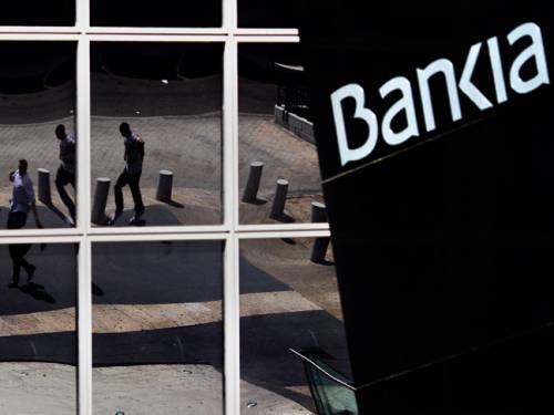 A bailout loan of up to $125 billion to salvage Spain's stricken banks failed stop an intensifying storm on the debt market. (AAP)