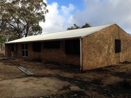 Parts of the Siding Spring Observatory have been damaged by the same fire that has claimed 12 homes in northern NSW. (Image: NSW RFS)