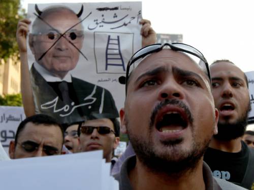 Egyptians protest against presidential candidate Ahmed Shafiq ahead of Sunday's election. (AAP)