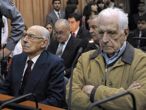 Former Argentina's dictator and General Jorge Rafael Videla (L), former general and member of the military junta, Reynaldo Bignone (R). (Getty)
