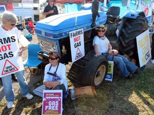 Up to 40 people are demonstrating at Fullerton Cove, north of Newcastle, against Dart Energy's approval to drill four CSG pilot wells. (SBS)