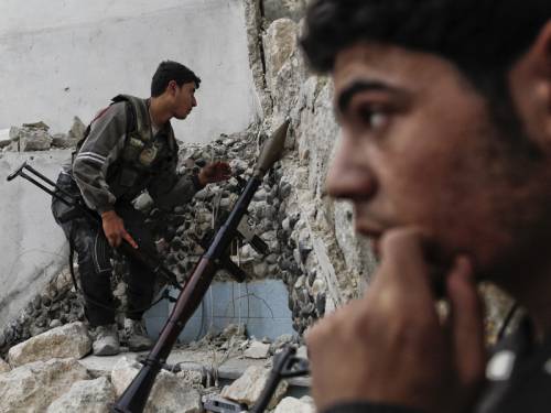 Syrian rebels have killed 28 soldiers during attacks on army checkpoints in Idlib province. (AAP)