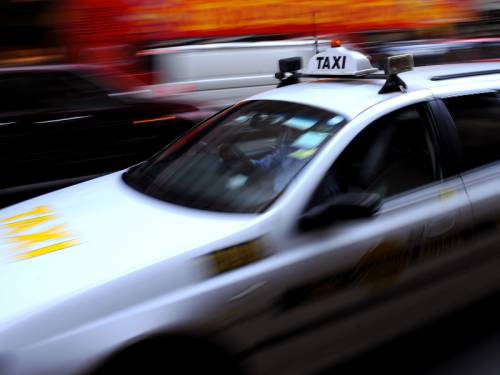A taxi industry body has warned people against using unauthorised smartphone apps to book taxis. (AAP)