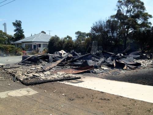 Bushfires in southern Tasmania may have claimed a number of lives, police say. (AAP)