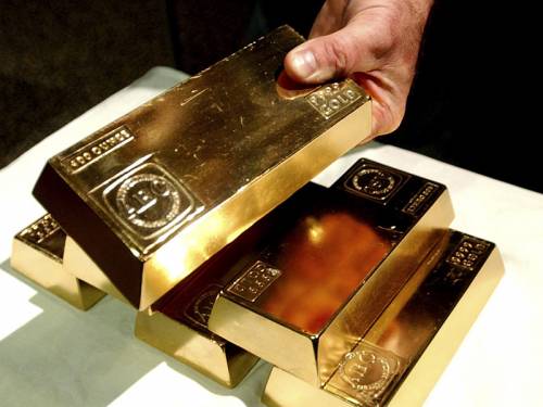 A woman who found $18,000 worth of gold bars on a NSW beach has been allowed to keep them. (AAP)