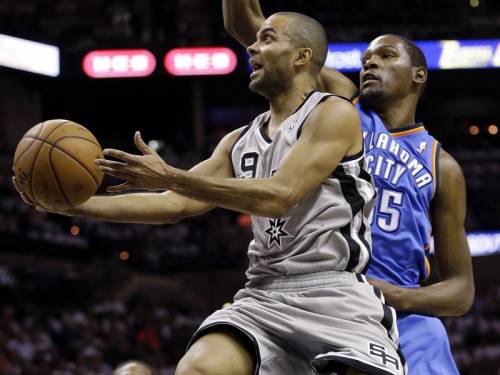 Tony Parker (L) sank the game-winner in San Antonio's 86-84 NBA victory over the Oklahoma City. (AAP)