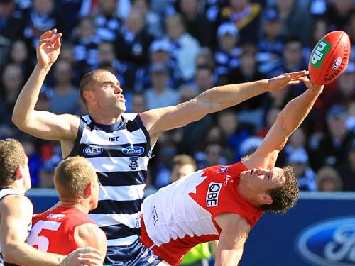 Sydney ruckman Shane Mumford (R) says his side will enter the finals with plenty of confidence. (AAP)