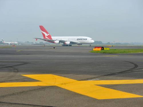 Qantas has flagged a statutory loss after a hit from high fuel bills and restructuring. (AAP)