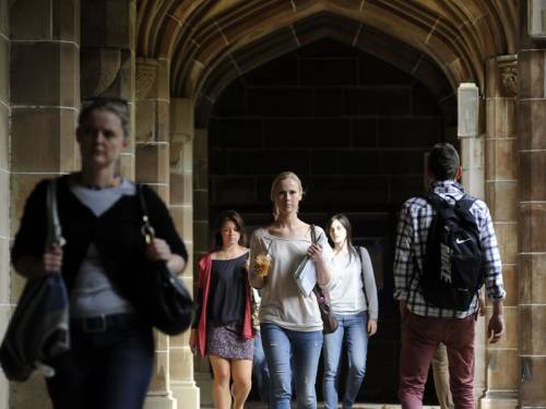 The commonwealth-funded Grattan Institute says tertiary students should pay higher course fees. (AAP)