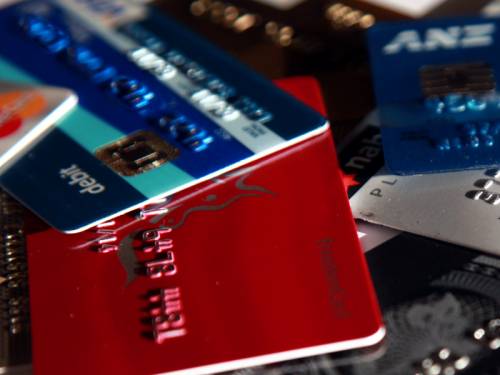 PM Julia Gillard has called on banks to pass on the latest cut in the official cash rate. (AAP)