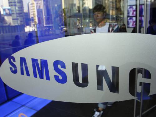 A US jury has ordered Samsung to pay Apple $US1.05 billion. (AAP)