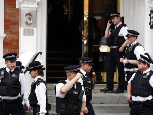 London police guard the Ecuadorian embassy, where Julian Assange is holed up. (AAP).