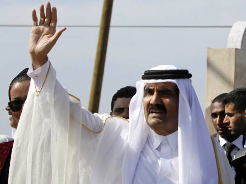 The emir of Qatar has been warmly welcomed as he begins his landmark visit to the Gaza Strip. (AAP)