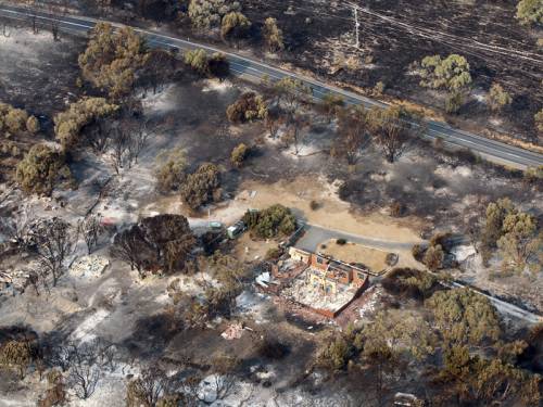 Interstate crews are flying to Tasmania to help with fire-fighting, as major blazes are downgraded. (AAP)