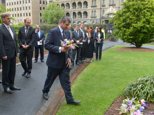 Politicians, families and friends of the Bali bombing victims have joined a service in Melbourne. (AAP)