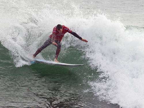 Australian surfer Joel Parkinson has advanced to the second round of the O'Neill Cold Water Classic. (AAP)