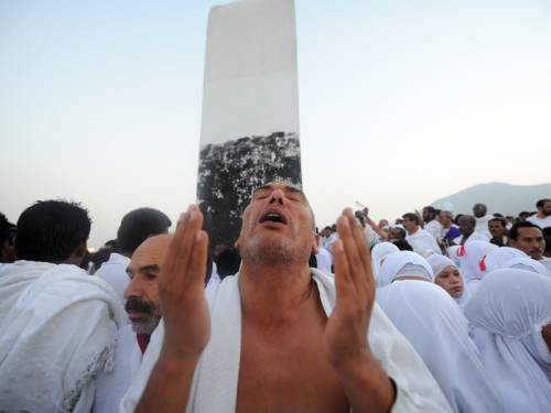 Vast crowds of Muslim pilgrims have flocked to Mount Arafat to perform the main hajj rites. (AAP)