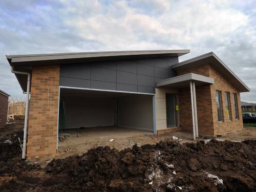 New home sales dropped 5.3 per cent to 5,383 in August, the Housing Industry Association says. (AAP)