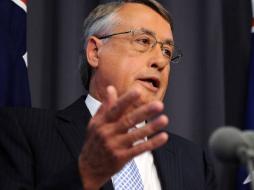 Wayne Swan says customers will be disappointed by major banks not passing on the rate cut in full. (AAP)