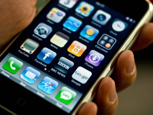 Americans have a love-hate relationship with their mobile phones, a new survey reveals. (AAP)