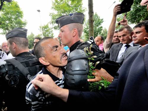 Angry residents confronted France's Interior Minister in Amiens, where riots left 16 police injured. (AAP)