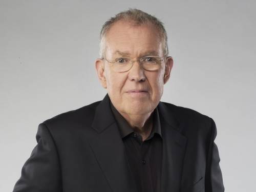 Julia Gillard and Tony Abbott have both paid tribute to veteran journalist Peter Harvey. (AAP)
